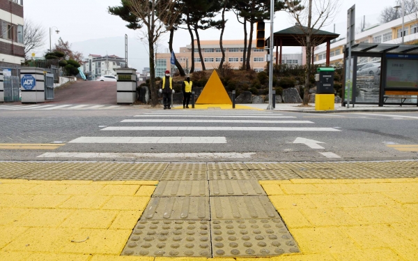 대전 중구 옥계초등학교 앞 옐로카펫 설치된 모습