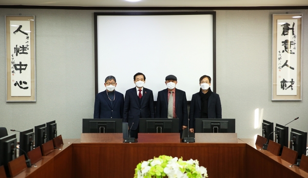 현강 박홍준, 서예작품 ‘인성중심, 창의인재’ 한남대 기증