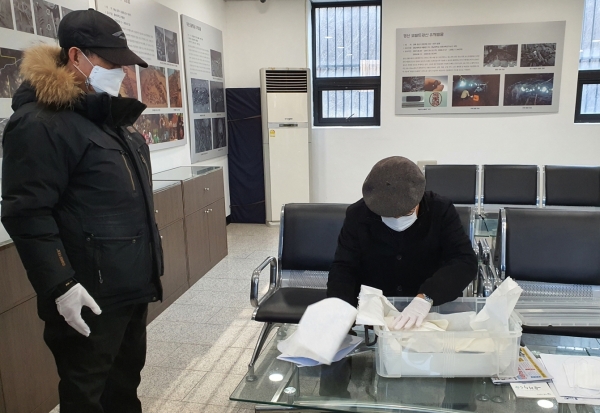 민간인희생자 유해 인계 모습. 사진 왼쪽부터 김영원씨(유족), 오른족 박선주 교수(발굴단).