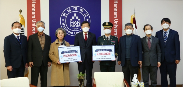 ‘자랑스러운 한남인상’ 수상자 박행순 동문, 신희현 동문, 상금 전액에 사비 보태서 기부