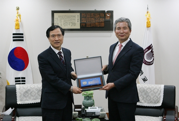 16일 오전 목원대학교 대학본부 4층 총장실에서 권혁대 총장(오른쪽)이 김철한 감독에게 감사패 전달
