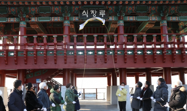 식장루 현판 제막식 기념촬영 모습