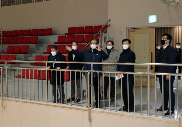 16일 유성종합스포츠센터를 방문한 정용래 유성구청장이 유성구체육회장, 유성스포츠클럽회장과 함께 현장점검