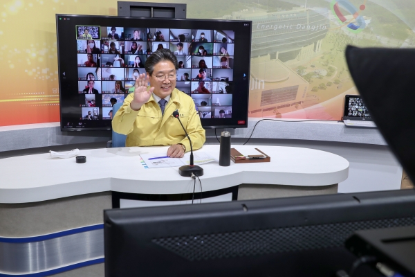 지난 10월 27일 제15회 인문주간 행사에서 김홍장 시장의 온라인 강연 사진