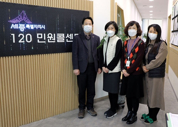 세종민원콜센터를 방문한 상병헌 세종시의원(왼쪽).