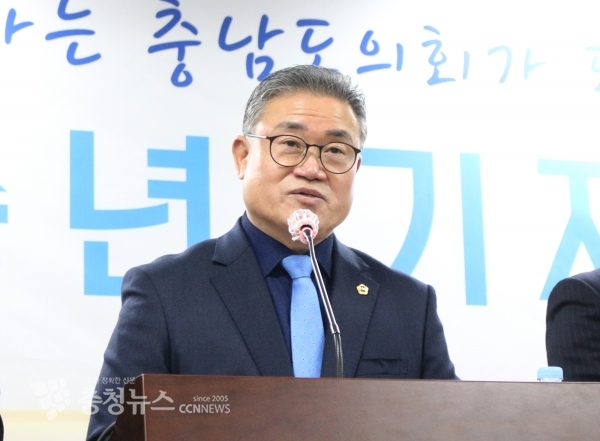 김명선 의장이 8일 송년기자회견을 통해 "지방자치법 전부개정안에 의원정수 대비 정책지원 전문인력 불일치, 주민자치회 규정이 빠져 아쉽다"고 말했다.
