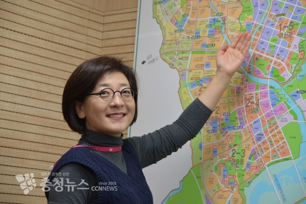 도담ㆍ어진지구대 청사 건립 위치를 설명하는 이순열 세종시의회 의원