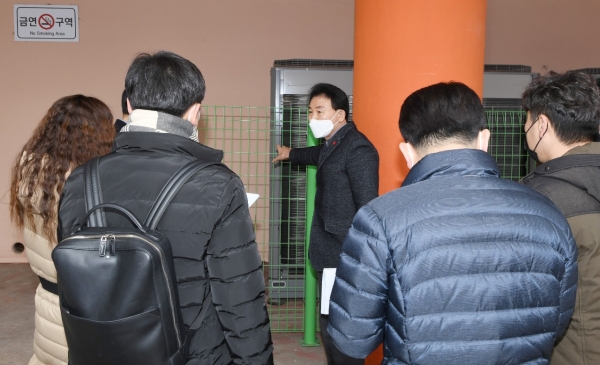 21일 효문화관리원에서 공공미술프로젝트 관련 현장 실사 중인 박용갑 중구청장