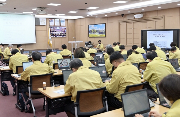 21일 시청 대백제실에서 열린 주간업무보고회 개최 모습