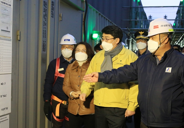22일 오전 현대오일뱅크 공사현장 내 컨테이너 휴게시설을 합동점검하는 장면