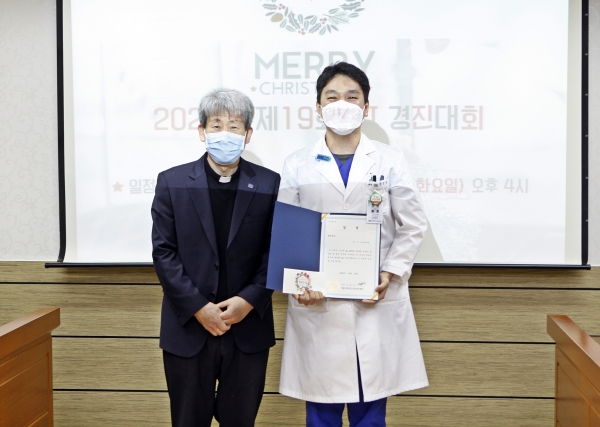 가톨릭대학교 대전성모병원 김용남 병원장은 22일 병원 8층 회의실에서 ‘제19회 QI 경진대회’에서 최우수상을 수상한 영상의학팀에 상장과 상금을 시상했다.