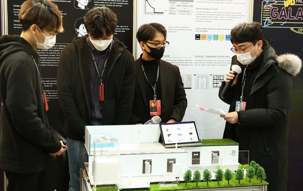 쉐라톤호텔 의뢰를 받은 학생들이 자동 객실 안내시스템을 설명하고 있다.