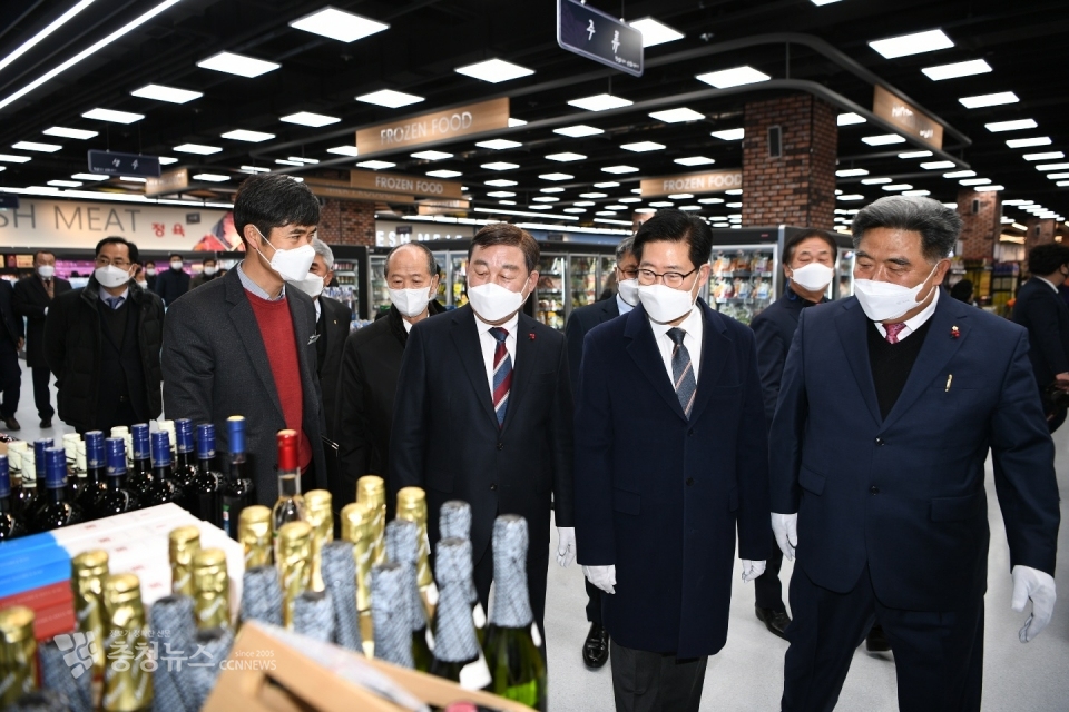 황선봉 군수와 양승조 도지사, 김종래 삽교농협 조합장 등 삽교농협 내포농수산물종합유통센터를 둘러보는 모습