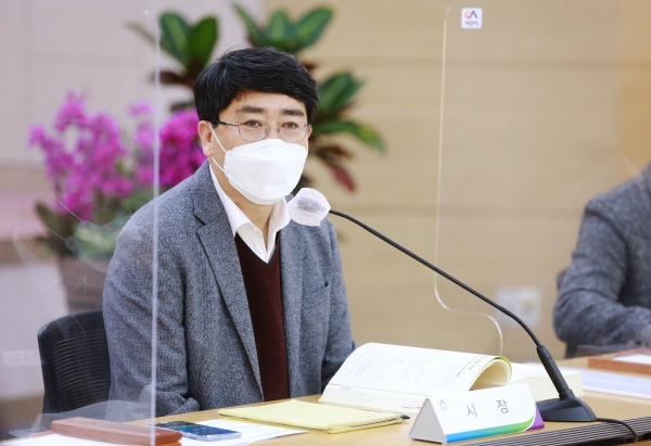 맹정호 서산시장이 23일 시청 대회의실에서 열린 2021 주요업무계획 보고회에서 지시사항을 전달하는 장면