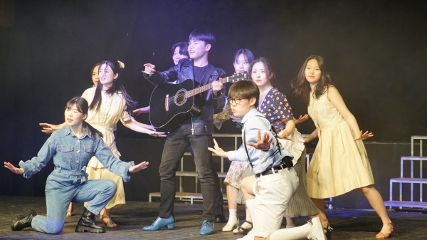 연극영화과, 뮤지컬과 1, 2학년 13명 학생들이 23일 뮤지컬 ‘올슉업’ 공연 진행