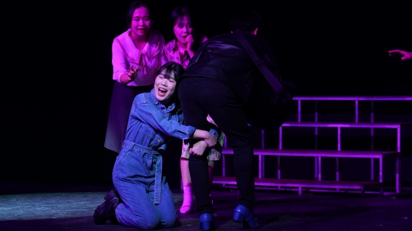 연극영화과, 뮤지컬과 1, 2학년 13명 학생들이 23일 뮤지컬 ‘올슉업’ 공연