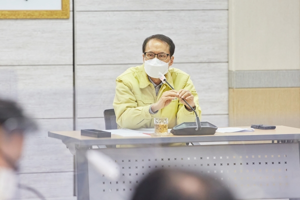 주요 현안업무 추진상황 보고회를 주재하는 윤찬수 부시장 모습