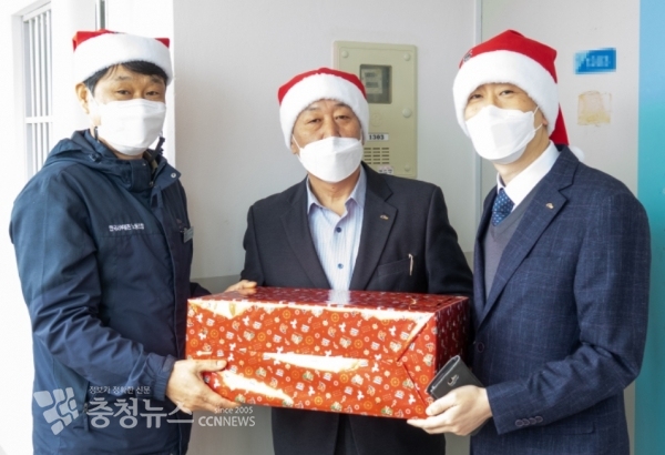 왼쪽으로 부터 조판환 한국서부발전노동조합 수석부위원장, 송재섭 기획관리본부장, 김종균 사회적가치추진실장이 ‘몰래온 산타’ 봉사활동을 하고 있다