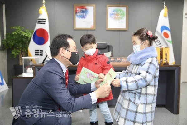 아동학대 예방 동화책 전달