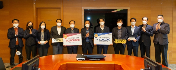 경진대회 수상부서 직원들과 함께한 최향동 감사위원(가운데)