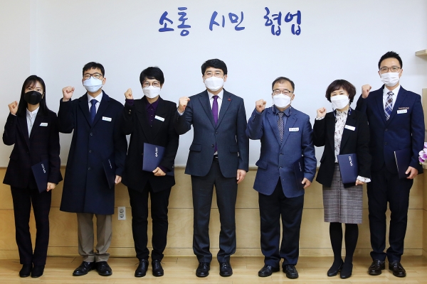 30일 시장실에서 열린 열심히 일한 공무원 표창 기념사진