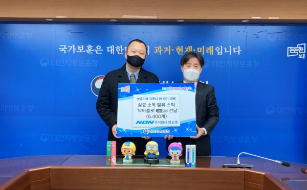 보훈가족 코로나 19 위기상황 극복 위한 살균‧소독‧탈취 스틱 ‘닥터클로’ 전달 (좌) 대표 우덕구  (우) 청장 이남일