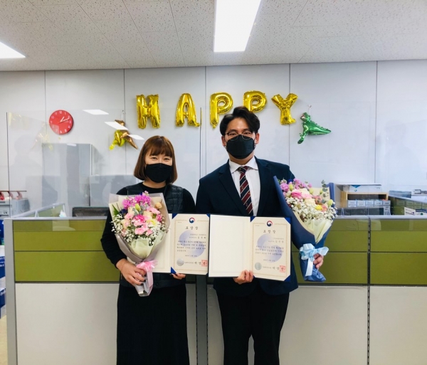 지난 29일과 30일 중소벤처기업부 장관상을 수상한 한밭대학교 창업보육센터 김옥희 선임매니저(왼쪽)와 ㈜다른코리아 김진한 대표가 함께 기념촬영