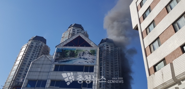 31일 오후 1시경 대전 유성구 봉명동 자이아파트에서 화재가 발생해 불길이 번지고 있다.