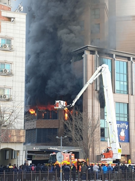 31일 오후 1시경 대전 유성구 봉명동 자이아파트에서 화재가 발생해 불길이 번지고 있다.