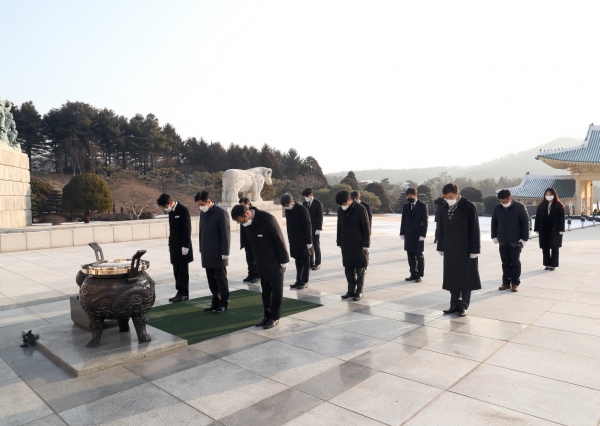 최병욱 총장(맨 앞줄 가운데)과 주요보직자 등이 국립대전현충원을 찾아 참배를 하고 있다.