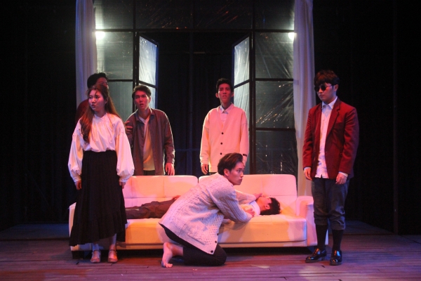 연기과 학생들이 거창전국대학연극제에서 _타오르는 어둠 속에서_ 작품을 연기하고 있다.