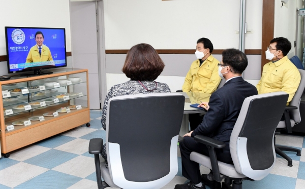 4일 중구보건소에서 청내 방송을 통해 2021년 시무식을 비대면으로 진행한 모습