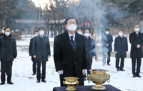 새해 아침 3.8기념탑 참배 모습