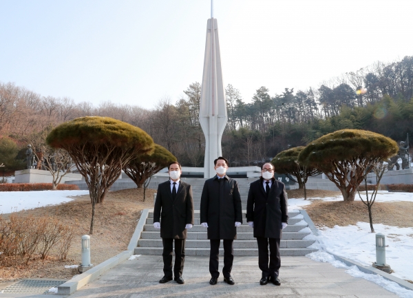 대전시의회 의장단, 대전현충원 참배 모습.