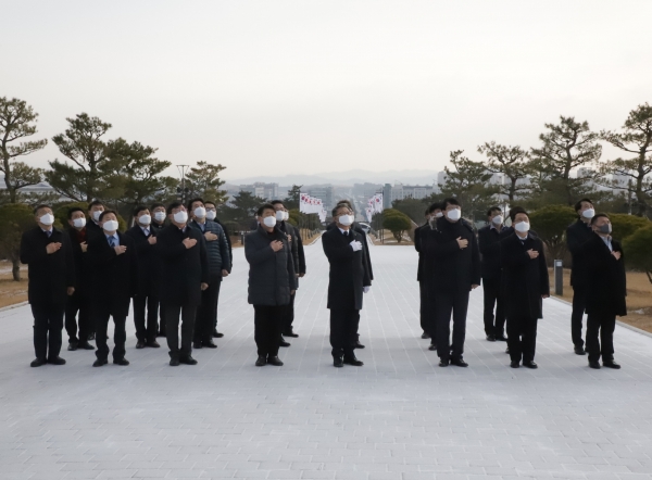 충남세종농협 길정섭 본부장, 이기범 농협노조 충남·세종지역위원장, 충남세종농협 간부직원들이 보훈공원 충혼탑에 참배하고 있다
