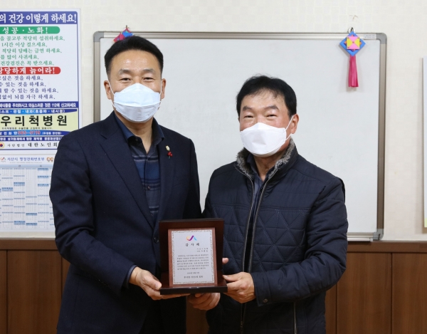 서산시의회 가충순 의원(사진 좌측)이 부석면민의 삶의 질 향상과 농업·농촌  발전을 위해 활발한 의정활동을 펼친 공로로 지산2리(이장 유환근) 주민들로부터 감사패를 받았다.