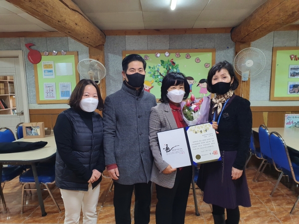 도미숙 센터장이 충청남도지사 표창을 전달받고 기념사진을 찍고 있다.