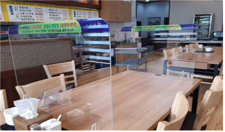비말차단 칸막이 설치한 테이블 사진