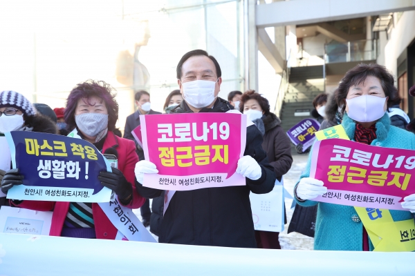 7일 아라리오 광장에서 2021 코로나19 극복 거리캠페인 펼친 가운데 박상돈 천안시장이 시민에게 개인방역과 사회적 거리두기 등을 홍보 모습