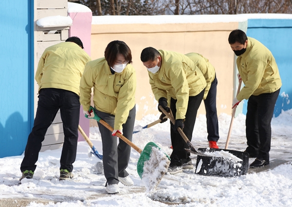 제설작업하는 서산시의회 의원들