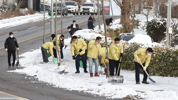 제설작업하는 서산시의회 의원들
