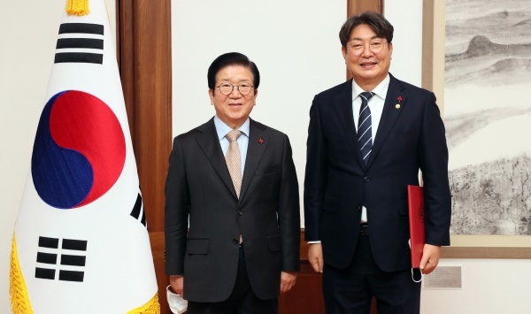 박병석 국회의장(왼쪽)과 이춘석 신임 국회 사무총장