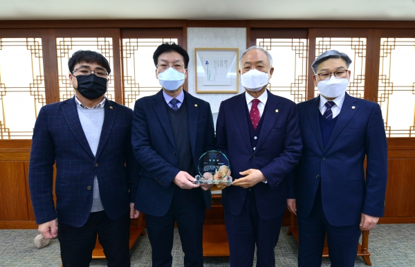 백석대학교 관계자들이 기념촬영.(왼쪽부터 백석대 입학관리처 황성욱 직원, 송기신 총괄부총장, 장택현 대학혁신위원장, 곽노윤 입학관리처장)