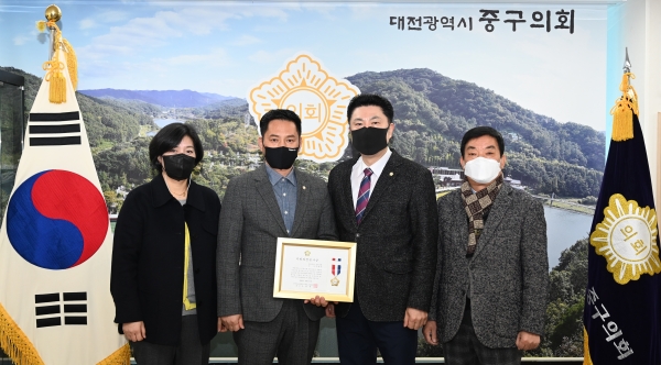 대전 중구의회 안형진 의원은 전국시군자치구의회의장협의회 지방의정봉사상을 11일 수상했다.