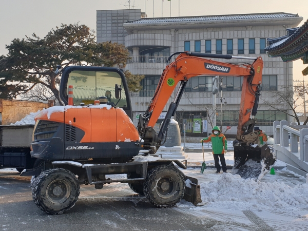 자율방재단 긴급 제설작업 모습