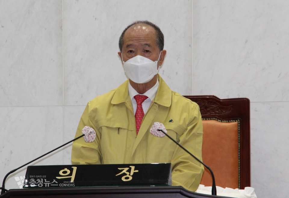 이승구 예산군의장이 12일 새해 첫 임시회 개회사에서 노자 도덕경을 인용하며 "작은 것부터 바꿔나가 끊임 없이 혁신하라"고 당부했다.