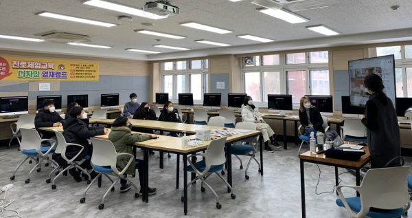 지난 9일 참여 학생들을 대상으로 제4회 디자인 영재 캠프 오리엔테이션을 진행하고 있다.