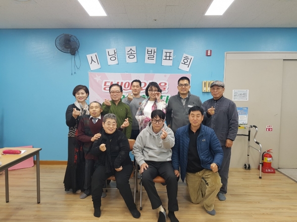 홍명희 선생님과 단비문학회원들의 시낭송 발표회 모습