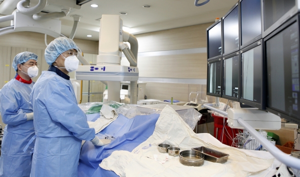 김지창 교수 PTA 시술 모습