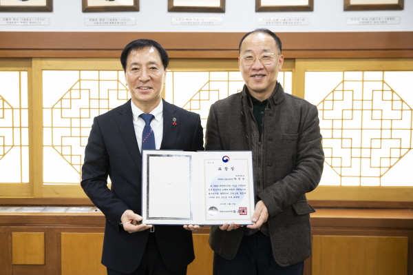 김선재(왼쪽) 배재대 총장이 박인규 대학혁신지원사업단장의 사회부총리 겸 교육부장관 표창을 축하한 뒤 기념사진 촬영